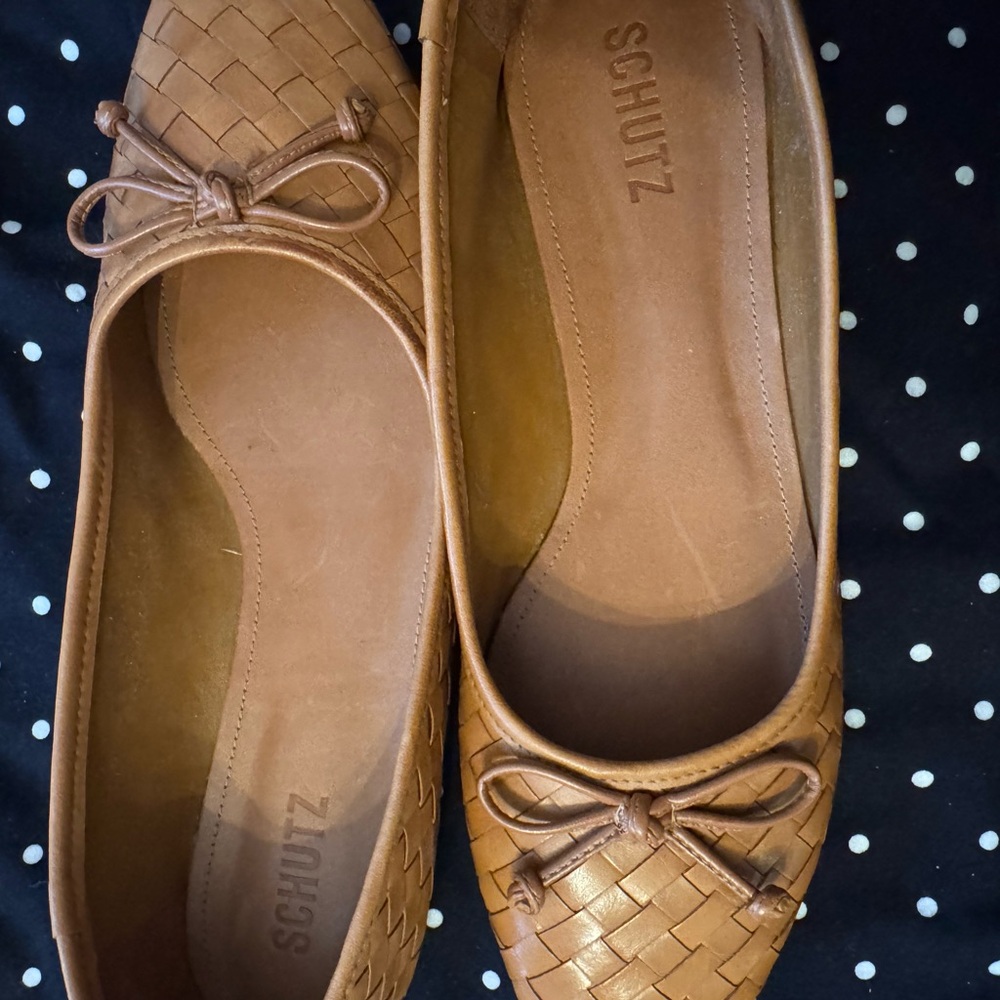 SCHUTZ Tan Flats with Classic Design